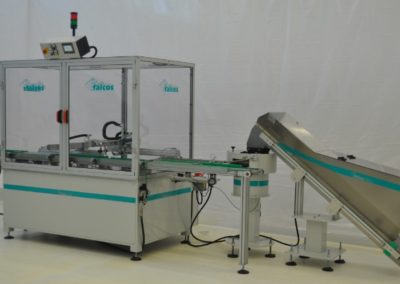 Macchina automatica in linea per carico e riempimento fondelli